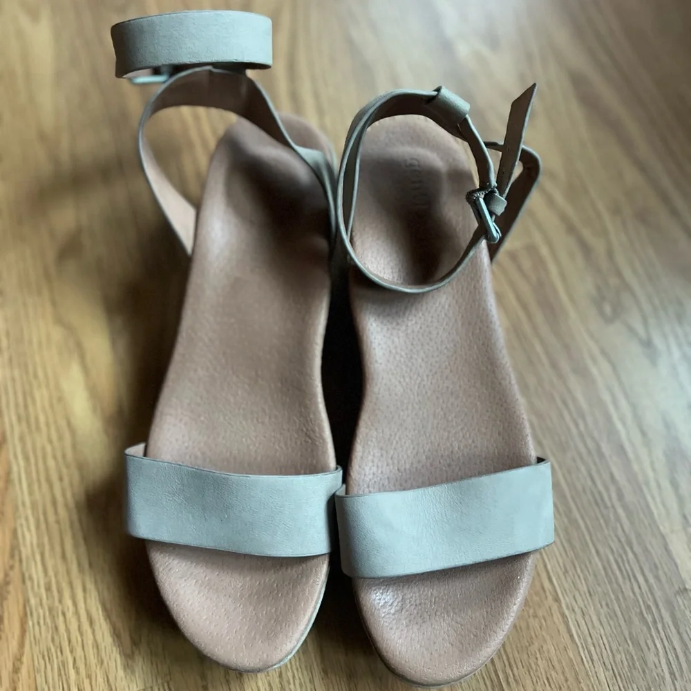 Gentle Souls By Kenneth Cole Women's Morrie Wedge Sandals Mushroom Sz 11 Comfy